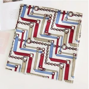 Foulard Wild dimensions cm ras de cou fond blanc