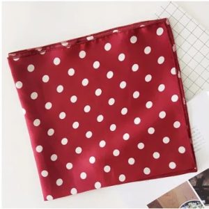 Foulard carré rouge à pois