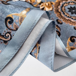 Carré de soie bleu pour femme
